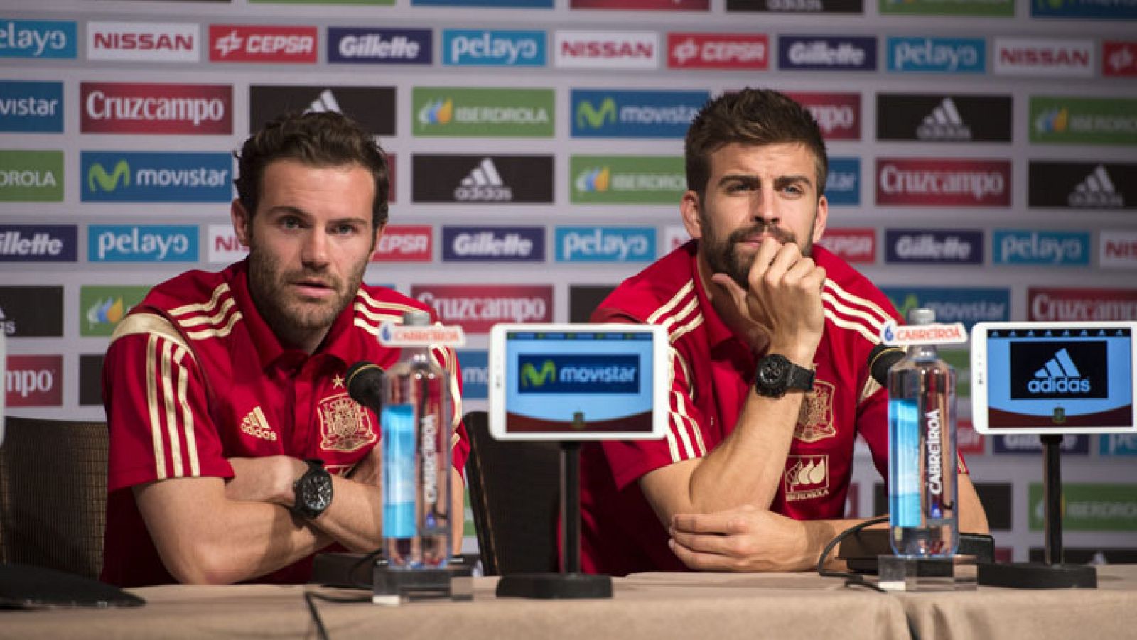 Piqué conversa con Del Bosque sobre Cesc: "Me ha dicho que ya esta hecho, se va por 33 millones" | Ver