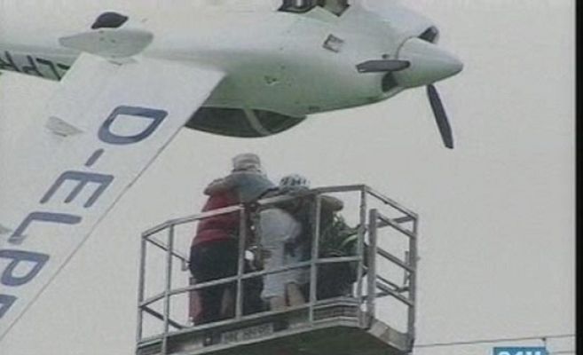  - Angustia en una avioneta colgada