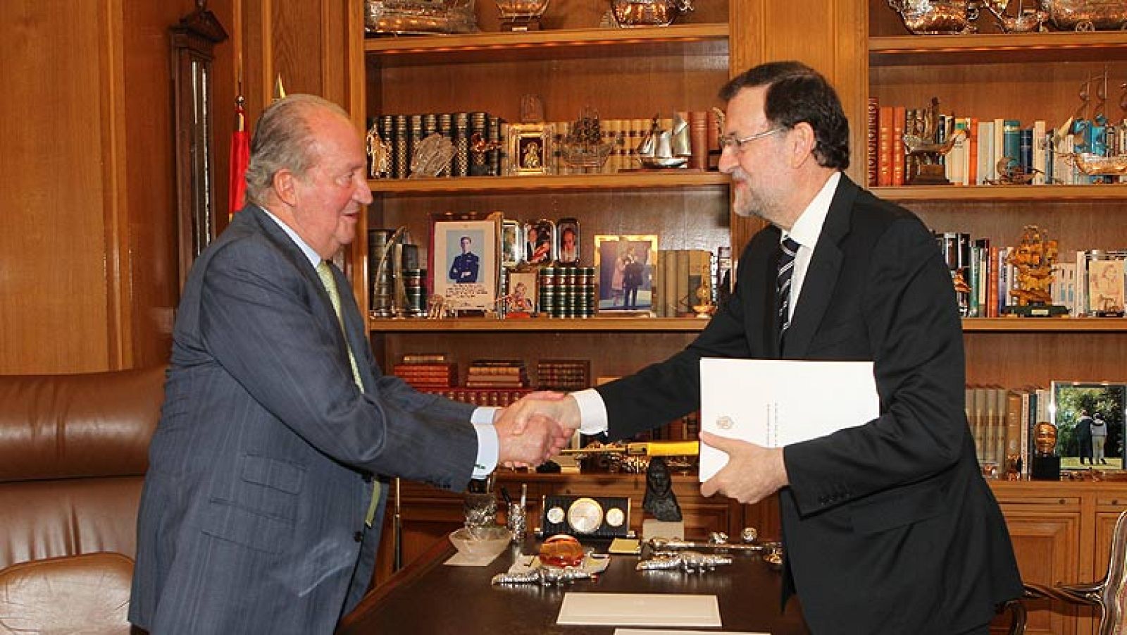 El rey y Rajoy coinciden por primera vez desde la abdicación en la reunión de la Fundación Carolina