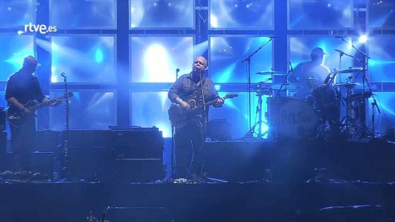 Pixies interpretan su canción "Wave of mutilation" en el Festival Primavera Sound, de Barcelona, el pasado 30 de mayo.