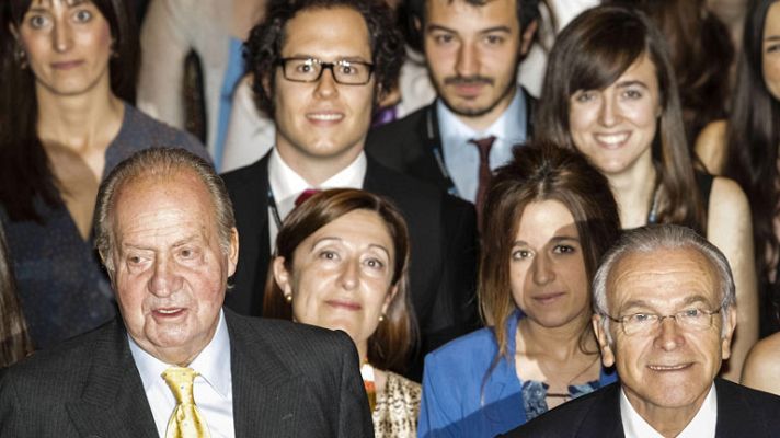 Telediario 1 - El rey entrega becas a los mejores expedientes