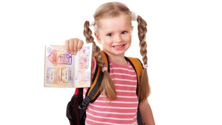 Telediario 1 - Pasaporte para menores firmado por los padres