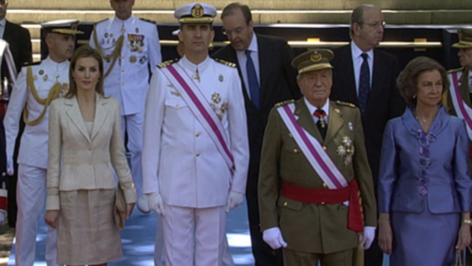 El rey Juan Carlos preside entre aplausos su último acto del Día de las Fuerzas Armadas - Informativo 24h | Ver