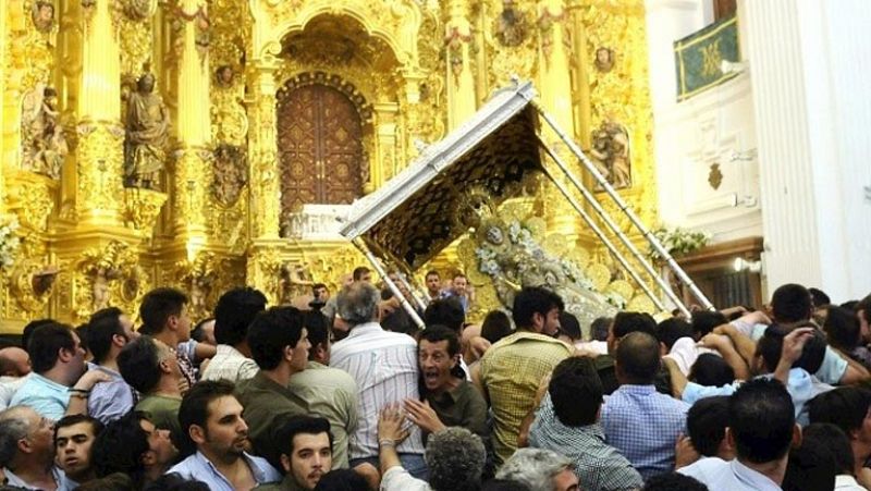 La Virgen del Rocío procesiona por la aldea tras el multitudinario 'Salto de la reja '