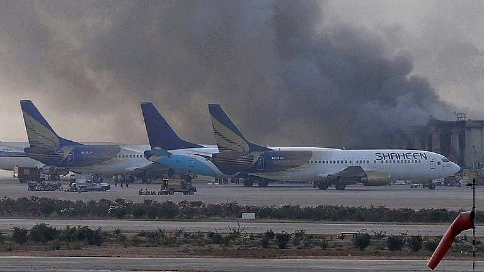 Al menos 27 muertos en un ataque talibán al aeropuerto de Karachi, el mayor de Pakistán - Informativo 24h | Ver