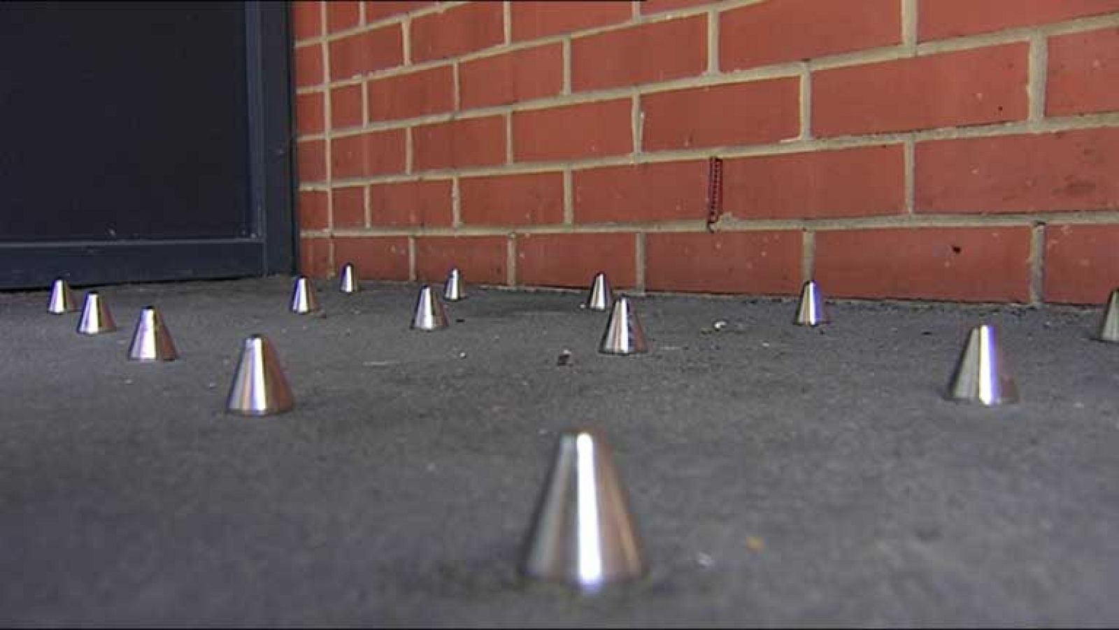 Conos con púas de metal en algunos edificios londinenses para evitar que los sin techo duerman en sus suelo o se apoyen en sus paredes