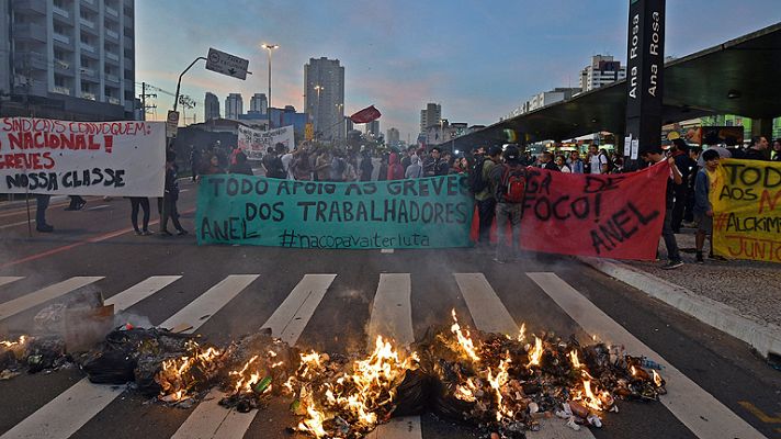 La tarde en 24h - La policía dispersa una manifestación a favor de la huelga de metro en Sao Paulo