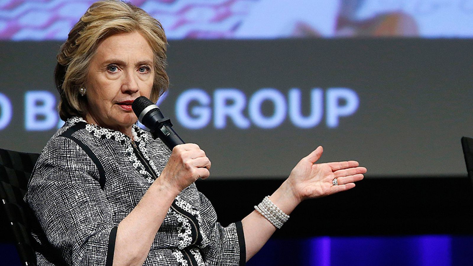 Hillary Clinton inicia la gira de promoción de su libro con aire electoral