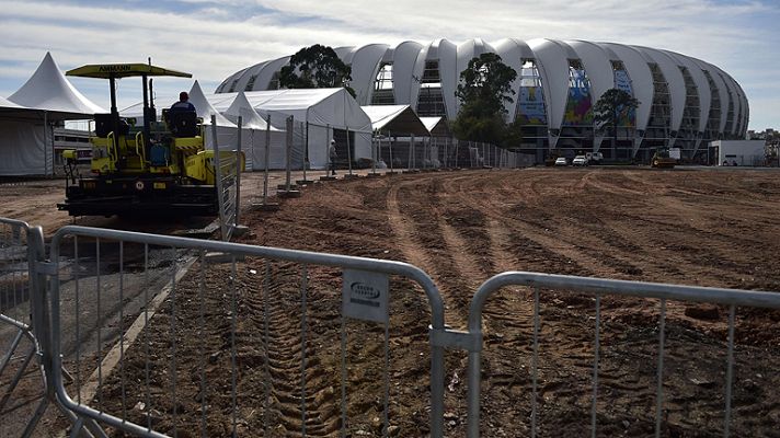 Telediario 1 - Arranca el Mundial con la mitad de las obras sin acabar