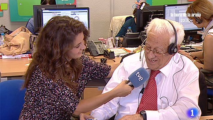 Entre todos - El Padre Ángel atiende llamadas de ayuda en la redacción