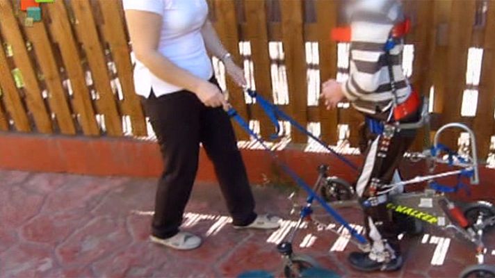 Entre todos - Álex da sus primeros pasos con un andador NF Walker