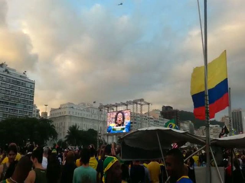 Los aficionados brasileños cantan el himno en la playa de Copacabana antes del comienzo del Brasil-Croacia.