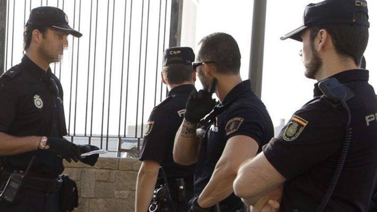 Ocho policías españoles colaboran en la seguridad de la Roja