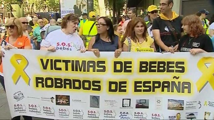 Telediario 1 - Manifestación por la investigación de bebes robados