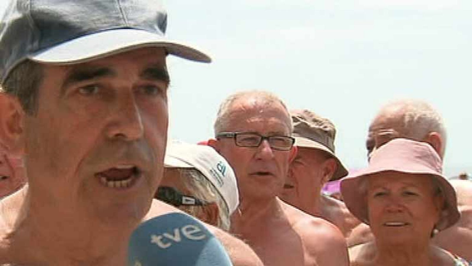 Expulsados de la playa por cantar