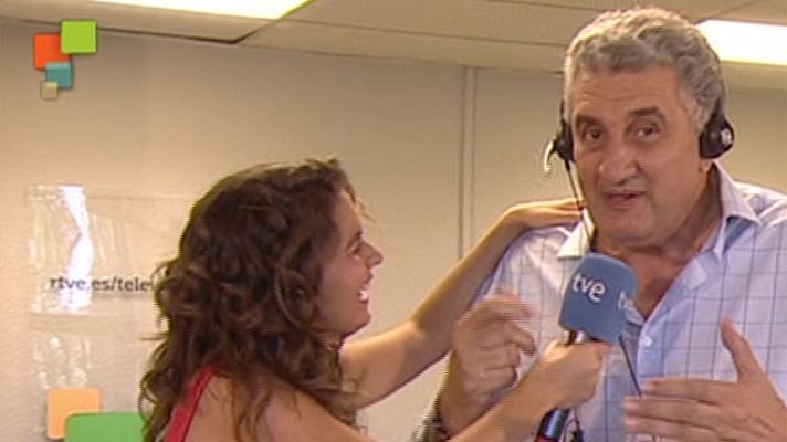 Entre todos - Fernando Romay atiende llamadas de ayuda en la redacción