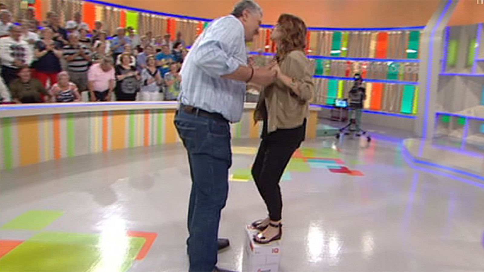 Entre Todos - Toñi se sube a una caja de folios para saludar a Fernando Romay