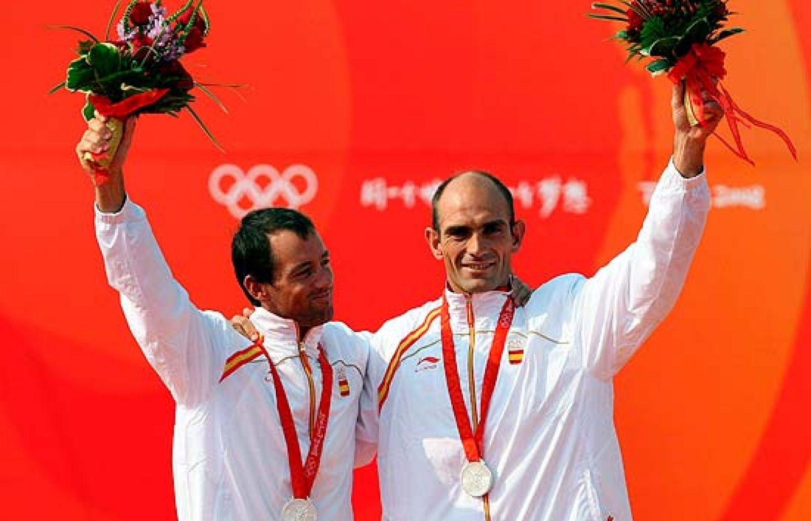 Los regatistas de plata Iker Martínez y Xabi Fernández hablan en TVE de la polémica que rodea a su medalla. Satisfechos de su segundo puesto en la clase 49er, apoyan sin embargo la reclamación del COE que pide el oro para nuestros atletas.