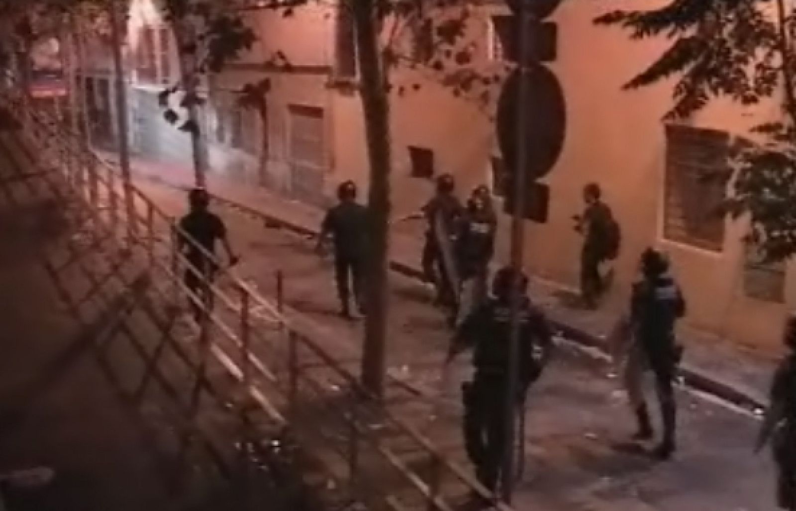 Las fiestas del Barrio de Gràcia han acabado en altercados por tercera noche consecutiva | Ver