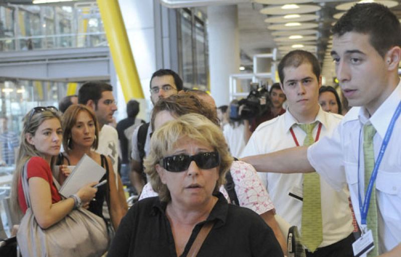 Reacciones de los familiares que esperan en el aeropuerto de Barajas | Ver