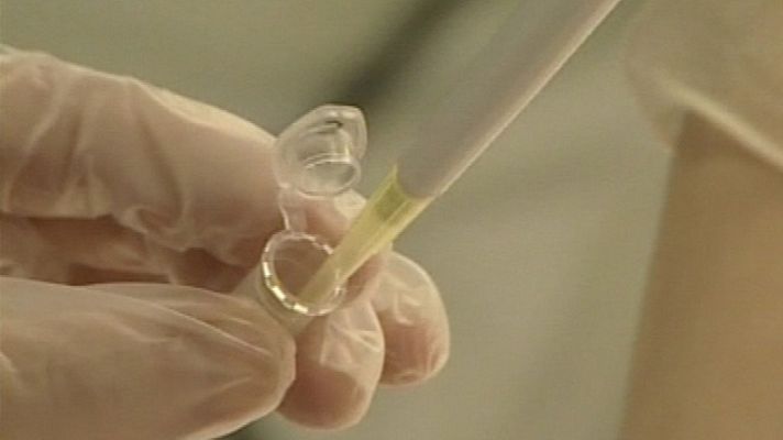 Telediario 1 - Denuncia de una joven por secuelas de la vacuna del papiloma