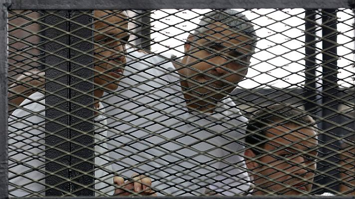 La tarde en 24h - Un tribunal egipcio condena a tres periodistas de Al Yazira a entre siete y diez años de cárcel