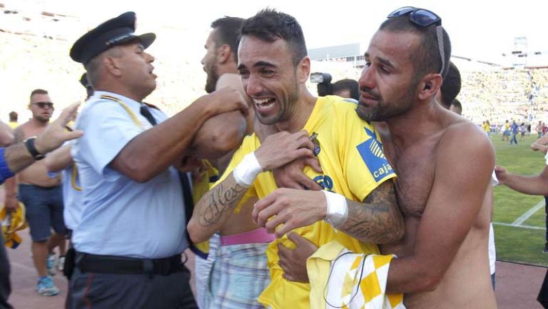 Los aficionados intentaban animar al presidente de la Unión Deportiva Las Palmas. El mismo que no podía creer lo que estaba pasando. Nada frenó la invasión de campo cuando los canarios estaban a punto de certificar su ascenso. La Fiscalía busca respo