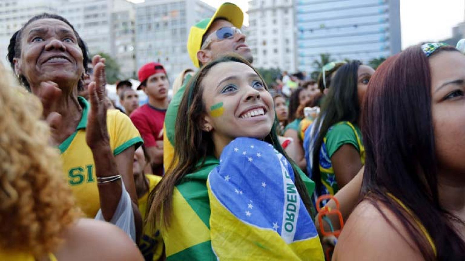 La mayoría de las calles de Brasil estuvieron desiertas durante las dos horas que duró el partido. Llenos los bares, de aficionados y de nervios, aunque duraron poco para los anfitriones a los que de nuevo Neymar les alegró la noche. Barrios enteros