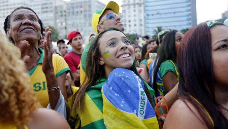 La mayoría de las calles de Brasil estuvieron desiertas durante las dos horas que duró el partido. Llenos los bares, de aficionados y de nervios, aunque duraron poco para los anfitriones a los que de nuevo Neymar les alegró la noche. Barrios enteros