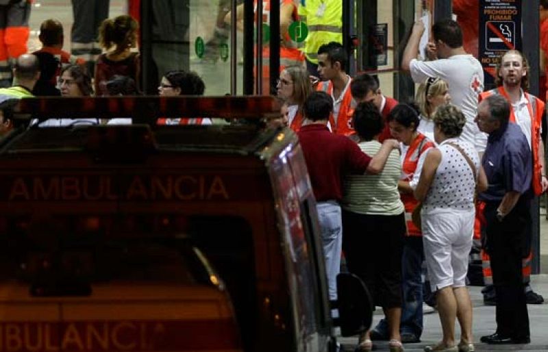 Desolación de los familiares en IFEMA | Ver