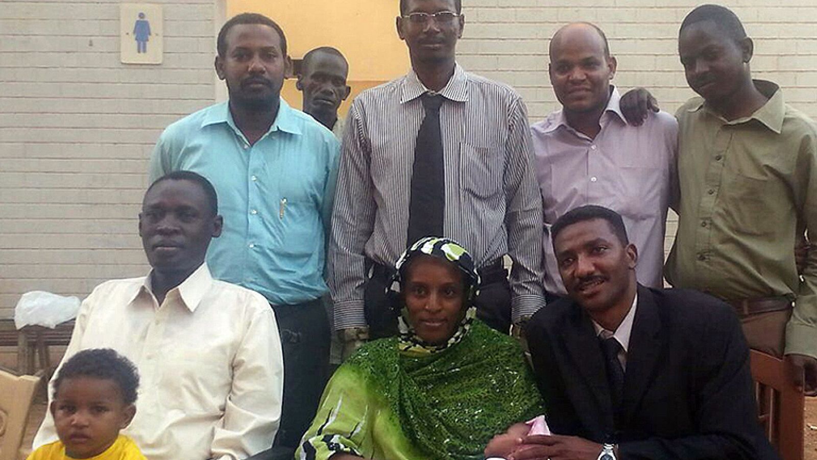 Retienen a la sudanesa que se libró de pena de muerte al intentar salir del país | Ver