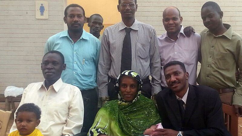 Retienen a la sudanesa que se libró de pena de muerte al intentar salir del país