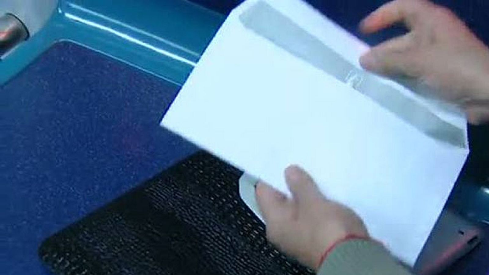 Dos trabajadores de metro de Madrid encontraron un sobre con 1.800 euros en un vagón