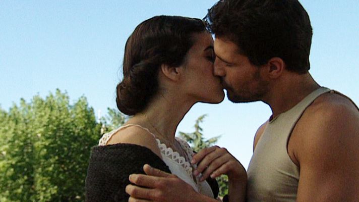 Amar en tiempos revueltos - Apasionado beso de Antonio y Andrea