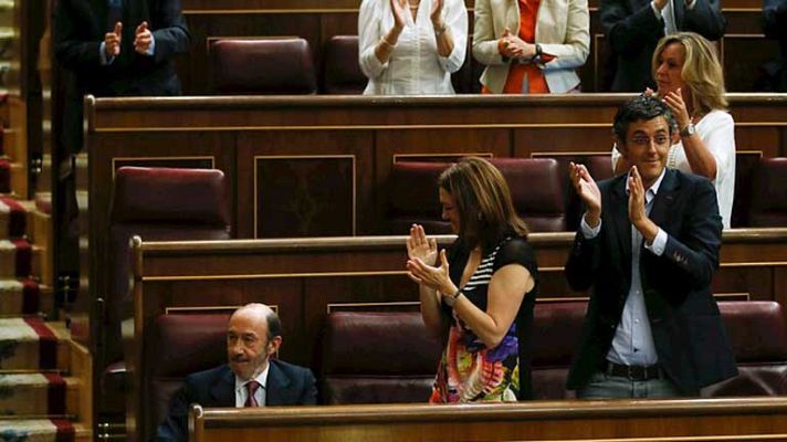 Telediario 1 - Rubalcaba recibe la ovación del hemiciclo