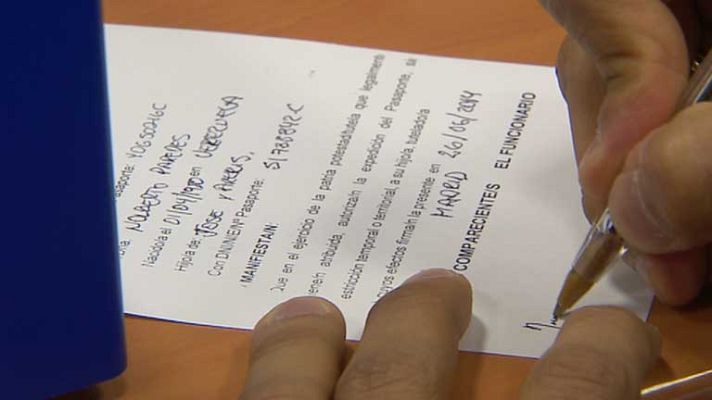 Telediario 1 - Firma del padre y de la madre para el pasaporte de menores