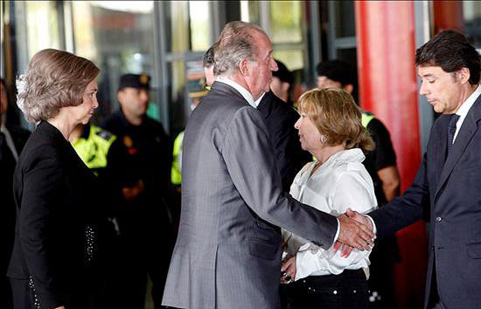 Los reyes llegan a Madrid para visitar a los familiares de las víctimas de la tragedia de Barajas | Ver