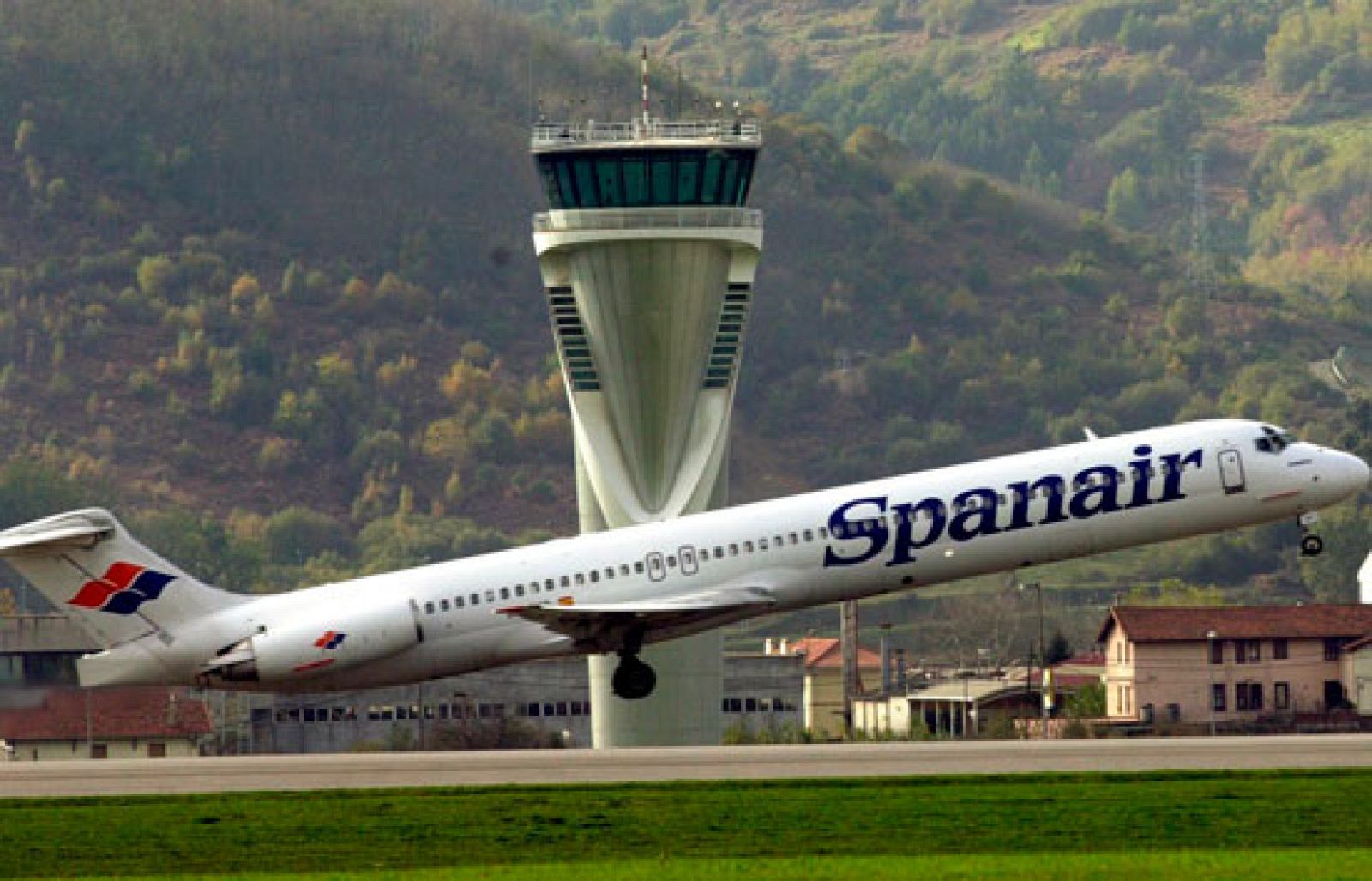 La compañía aérea Spanair ha reanudado esta mañana los vuelos después del trágico accidente aéreo de ayer en Madrid en el que murieron más de 150 personas.