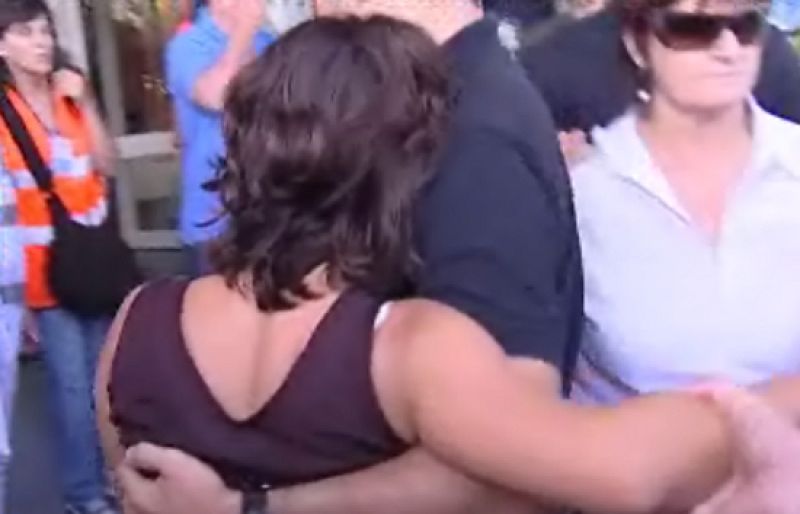 Los familiares de las victimas intentan mantener la entereza