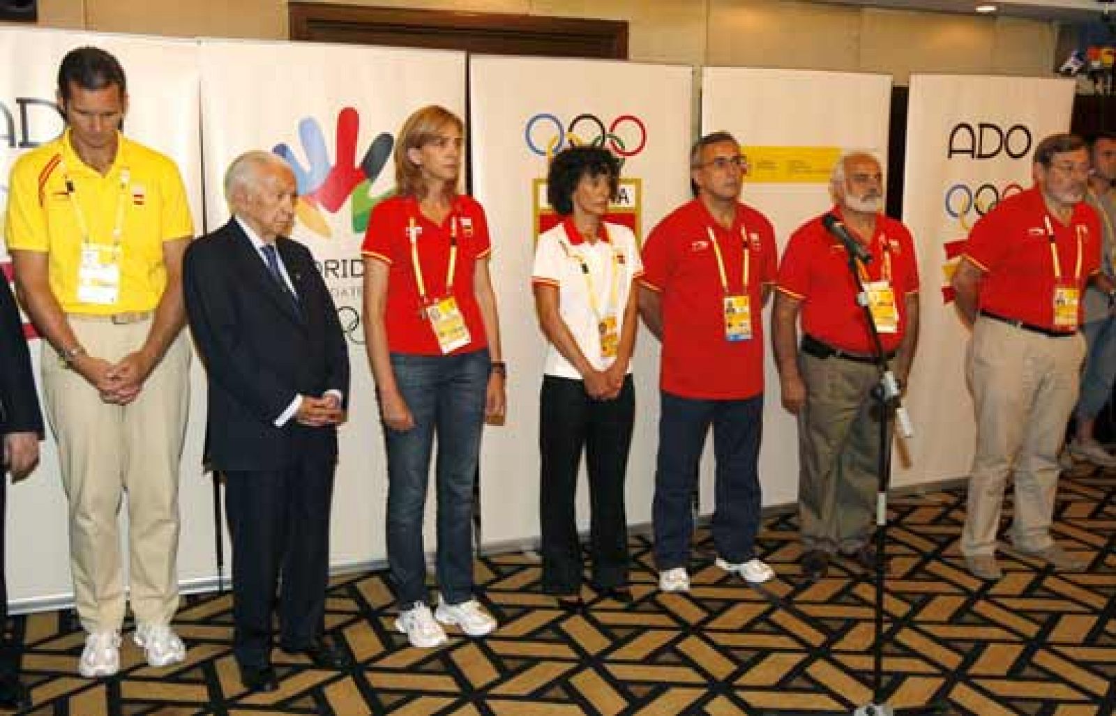 Los deportistas españoles han vivido otro día agridulce en Pekín, tras el trágico accidente del aeropuerto de Barajas. Todos han querido recordar a los fallecidos, a los heridos y a sus familiares.