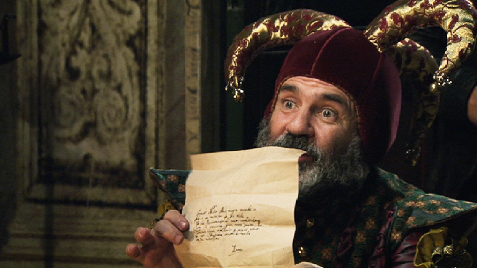 Águila Roja - El enano roba la carta de Irene y se la da al Comisario | Ver