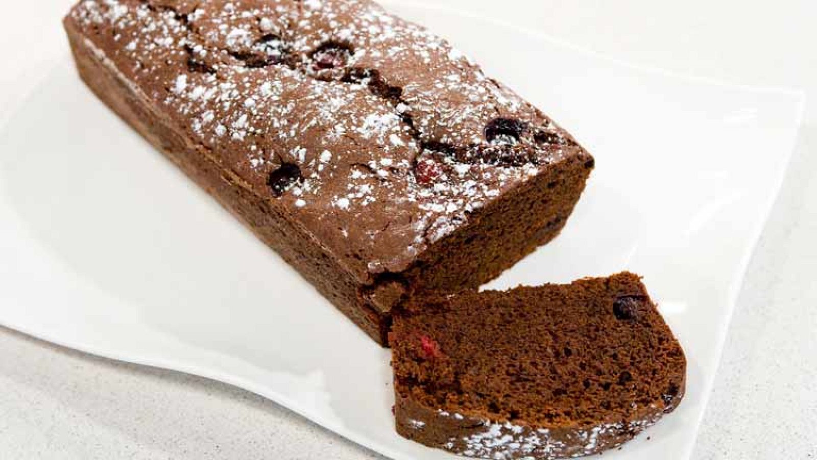 Pastel de chocolate con frutos rojos