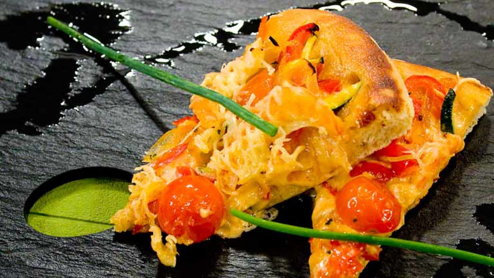 Pizza a la crema de langostinos con verduras