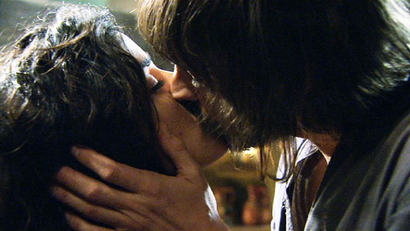 Águila Roja - Gonzalo besa apasionadamente a Margarita