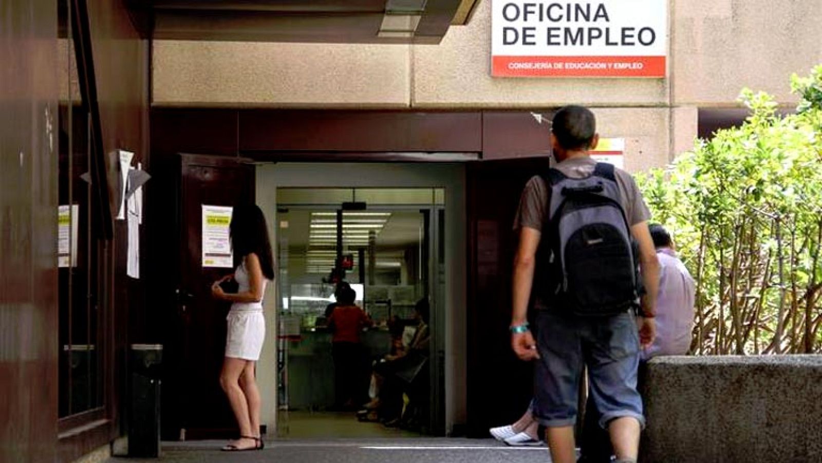 El número de parados registrados cayó en 122.684 en junio