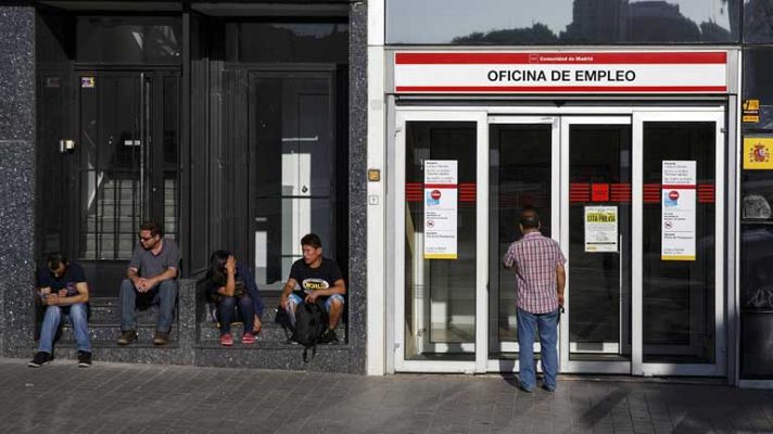 Telediario 1 - En un año el número de parados menores de 25 años bajó un 9%
