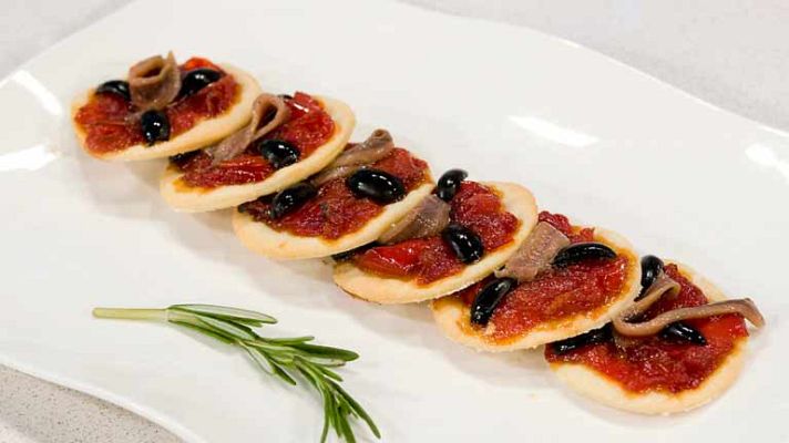 La mañana - Coca de anchoas y pimientos caramelizados