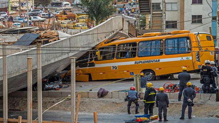  - Dos muertos y 20 heridos tras caer un viaducto en Brasil
