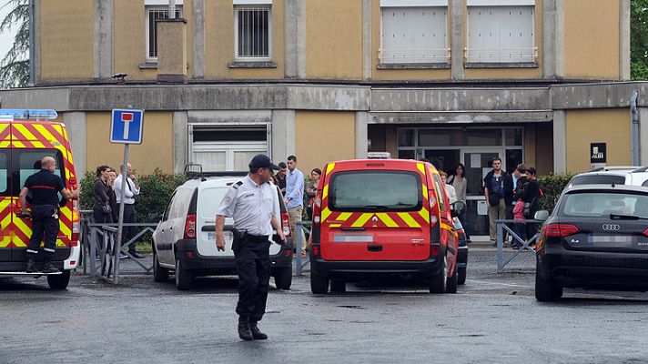 Telediario 1 - Muere una profesora apuñalada por la madre de un alumno en una escuela de Francia