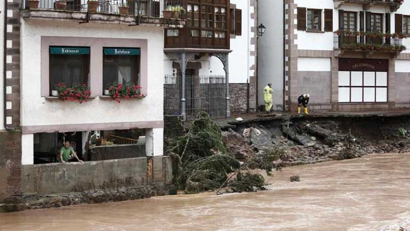 Los vecinos de Elizondo en Navarra, llevan ya más de 24 horas limpiando las calles y casas tras la tromba de agua